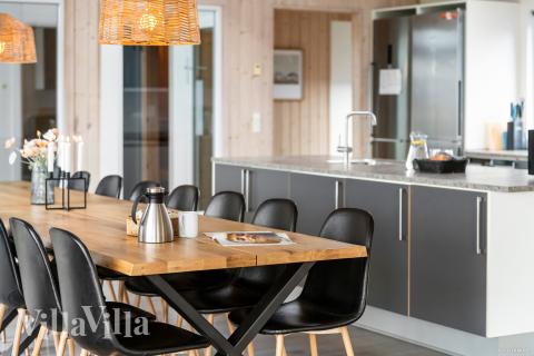 Aufenthaltsraum mit Platz für 18 im Luxusferienhaus Nr. 322.