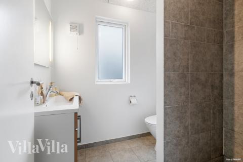 Eines der Badezimmer im Luxusferienhaus Nr. 322