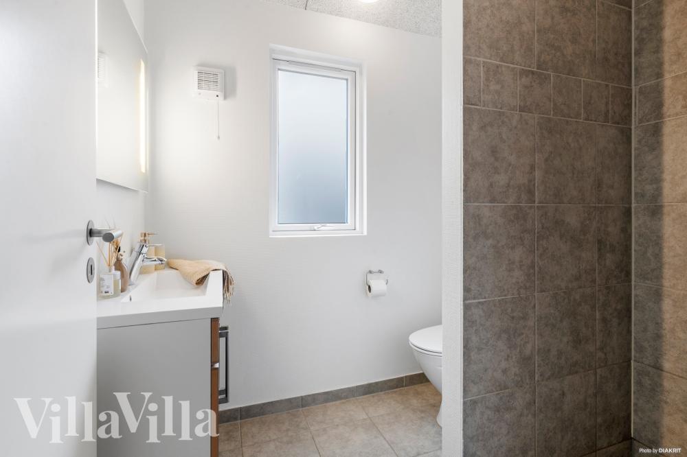 Eines der Badezimmer im Luxusferienhaus Nr. 322