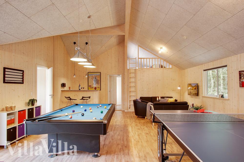 Neben den vielen schönen Stunden, die man im Poolbereich des Hauses verbringen kann, bietet das Luxusferienhaus 330 auch Spielevergnügen bei Billard/Tischtennis und Darts