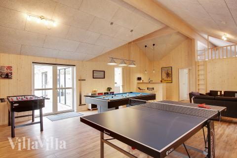 Das Luxusferienhaus 330 für 24 Personen hat einen großen Aktivitätsraum mit u. a. Billard und Darts