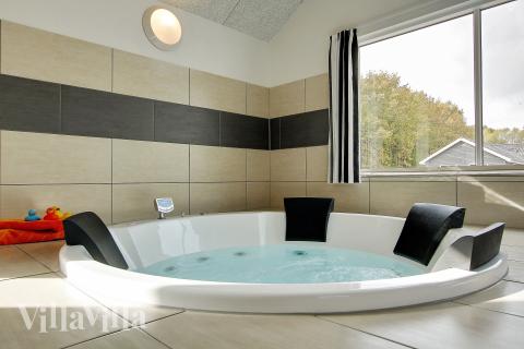 Genießen Sie den warmen Whirlpool im Luxusferienhaus Nr. 330 in Ostjütland