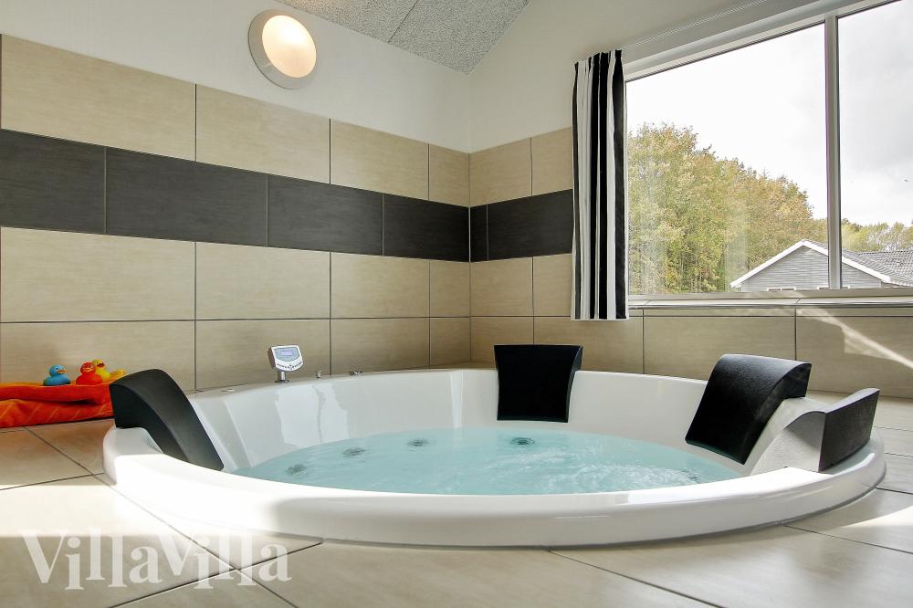 Genießen Sie den warmen Whirlpool im Luxusferienhaus Nr. 330 in Ostjütland