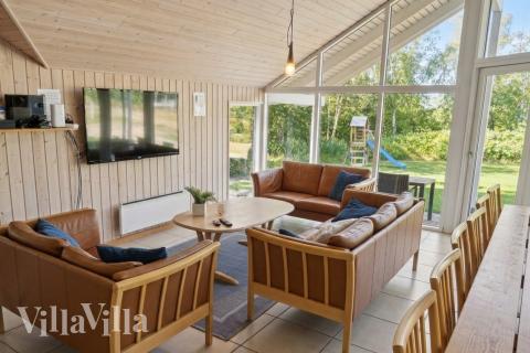 Die Couch im Luxusferienhaus Nr. 159 in Lolland/Falster/Mön lädt zu Gesellschaftsspielen oder zu Kinoabenden ein.