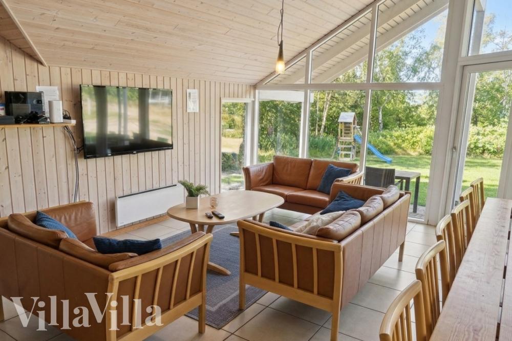 Die Couch im Luxusferienhaus Nr. 159 in Lolland/Falster/Mön lädt zu Gesellschaftsspielen oder zu Kinoabenden ein.