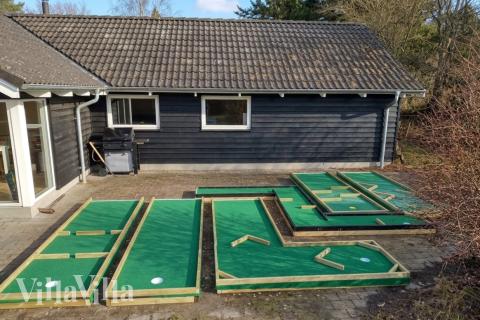 Zu dem attraktiven Ferienhaus Nr. 159 in Lolland/Falster/Mön gehört auch ein tolles Angebot im Außenbereich, z. B. Spieleturm und Schaukeln