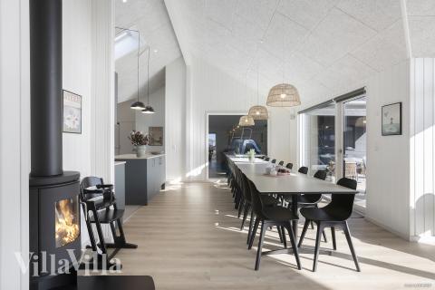 Der große, lichtdurchflutete Aufenthaltsraum im Luxusferienhaus Nr. 907 für 18.