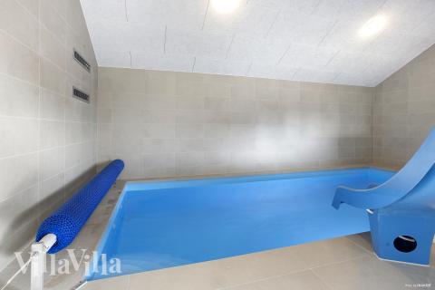 Das Ferienhaus 907 hat einen schicken Poolbereich mit Wasserrutsche, einem geräumigen, eingelassenen Whirlpool und einer Sauna.