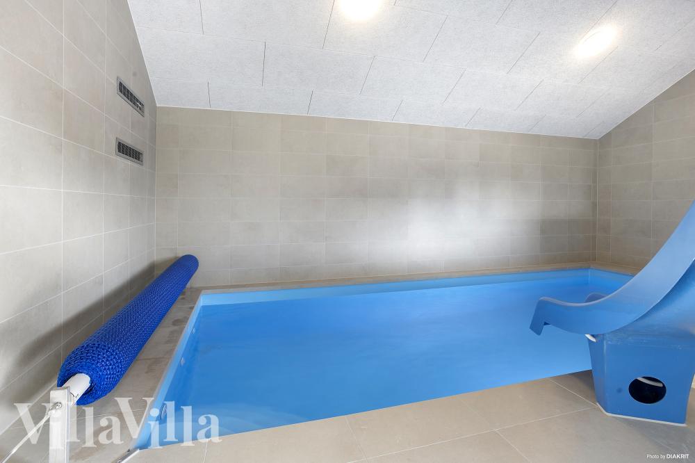 Das Ferienhaus 907 hat einen schicken Poolbereich mit Wasserrutsche, einem geräumigen, eingelassenen Whirlpool und einer Sauna.