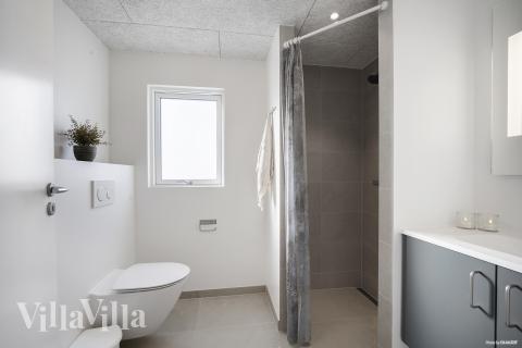 Eines der Badezimmer im Luxusferienhaus Nr. 907