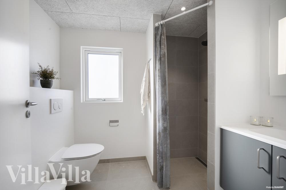 Eines der Badezimmer im Luxusferienhaus Nr. 907