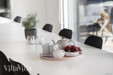 Aufenthaltsraum mit Platz für 18 im Luxusferienhaus Nr. 907.