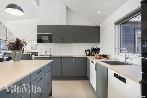 Die Küche in dem Luxusferienhaus Nr. 907 ist so gut ausgestattet, dass man problemlos Mahlzeiten für 18 Personen zubereiten kann.