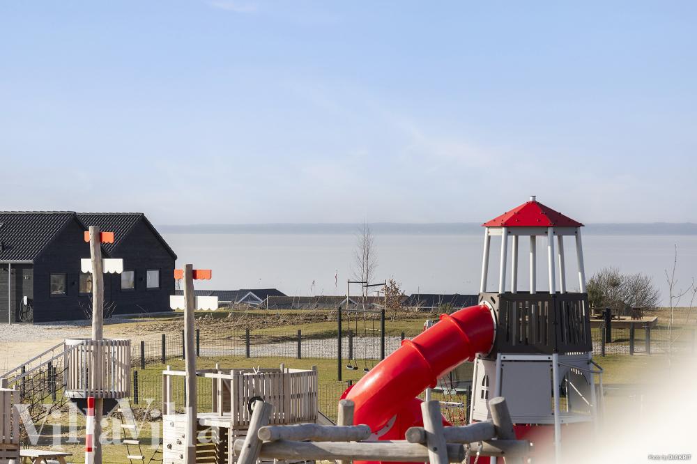 Zu dem attraktiven Ferienhaus Nr. 907 in Fünen und seine Inseln gehört auch ein tolles Angebot im Außenbereich, z. B. Spieleturm und Schaukeln
