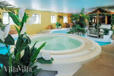 Der schicke Pool im Luxusferienhaus Nr. 951 für 18 Personen