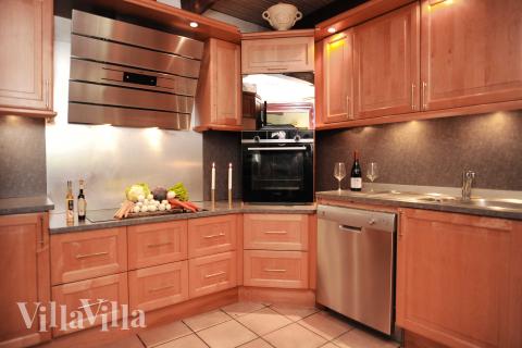 Die Küche in dem Luxusferienhaus Nr. 951 ist so gut ausgestattet, dass man problemlos Mahlzeiten für 18 Personen zubereiten kann.