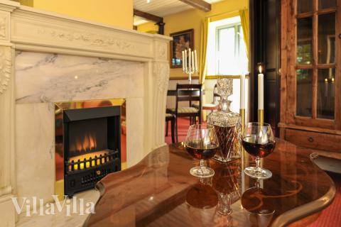 Aufenthaltsraum mit Platz für 18 im Luxusferienhaus Nr. 951.