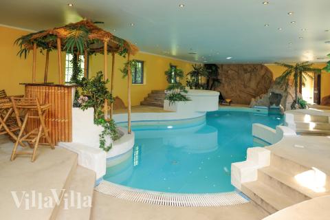 Hüpft im Luxusferienhaus Nr. 951 in Fünen und seine Inseln in den Pool.