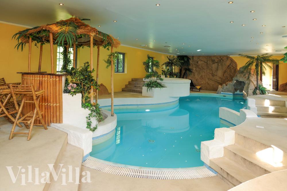 Hüpft im Luxusferienhaus Nr. 951 in Fünen und seine Inseln in den Pool.