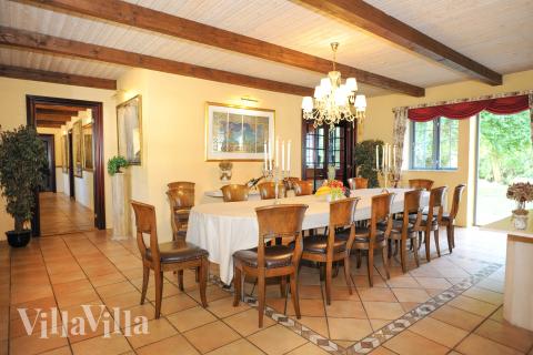 Der große, lichtdurchflutete Aufenthaltsraum im Luxusferienhaus Nr. 951 für 18.