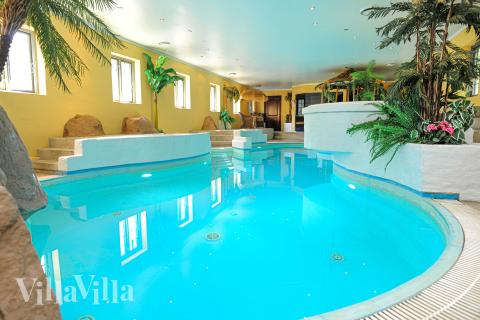 Das Ferienhaus 951 hat einen schicken Poolbereich mit Wasserrutsche, einem geräumigen, eingelassenen Whirlpool und einer Sauna.