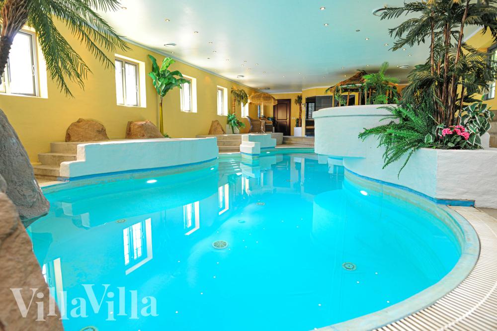 Das Ferienhaus 951 hat einen schicken Poolbereich mit Wasserrutsche, einem geräumigen, eingelassenen Whirlpool und einer Sauna.