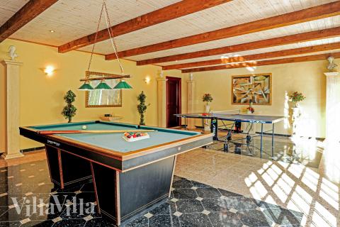 Neben den vielen schönen Stunden, die man im Poolbereich des Hauses verbringen kann, bietet das Luxusferienhaus 951 auch Spielevergnügen bei Billard/Tischtennis und Darts