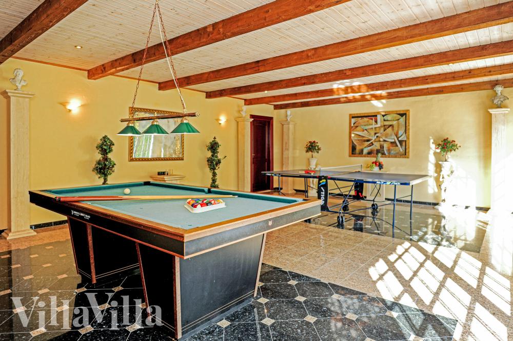 Neben den vielen schönen Stunden, die man im Poolbereich des Hauses verbringen kann, bietet das Luxusferienhaus 951 auch Spielevergnügen bei Billard/Tischtennis und Darts