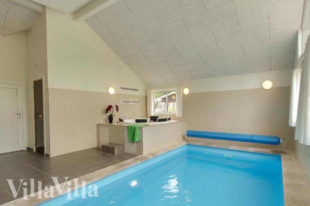 Das Ferienhaus 309 hat einen schicken Poolbereich mit Wasserrutsche, einem geräumigen, eingelassenen Whirlpool und einer Sauna.