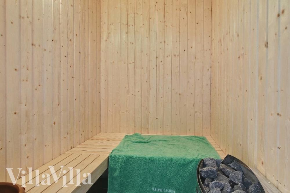 Genießen Sie die heiße Sauna im Luxusferienhaus Nr. 309 für 14 Personen