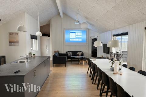 Der große, lichtdurchflutete Aufenthaltsraum im Luxusferienhaus Nr. 457 für 20.