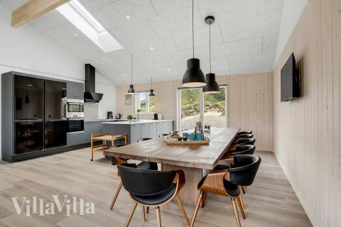 Der große, lichtdurchflutete Aufenthaltsraum im Luxusferienhaus Nr. 945 für 12.