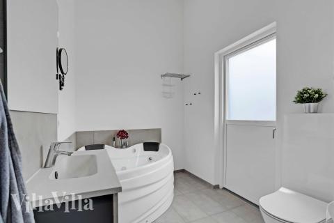 Eines der Badezimmer im Luxusferienhaus Nr. 945