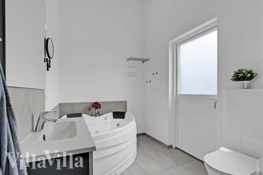 Eines der Badezimmer im Luxusferienhaus Nr. 945