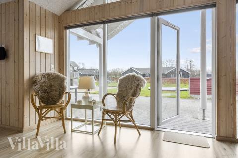 Der Aufenthaltsraum bietet Platz für 16 Personen, wenn ihr das Ferienhaus 286 in Südjütland besucht.