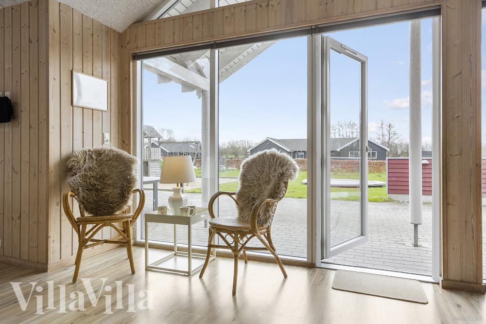 Der Aufenthaltsraum bietet Platz für 16 Personen, wenn ihr das Ferienhaus 286 in Südjütland besucht.