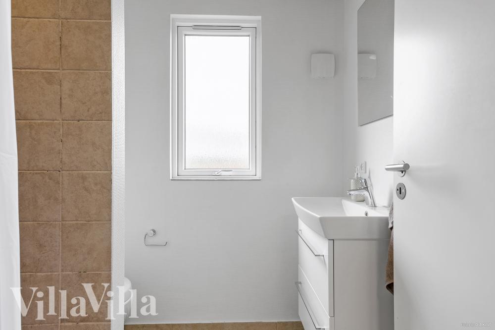 Eines der Badezimmer im Luxusferienhaus Nr. 286