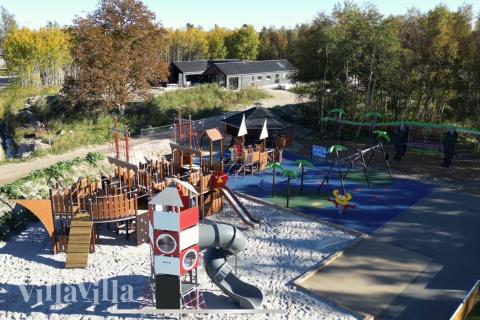 Zu dem attraktiven Ferienhaus Nr. 948 in Lolland/Falster/Mön gehört auch ein tolles Angebot im Außenbereich, z. B. Spieleturm und Schaukeln