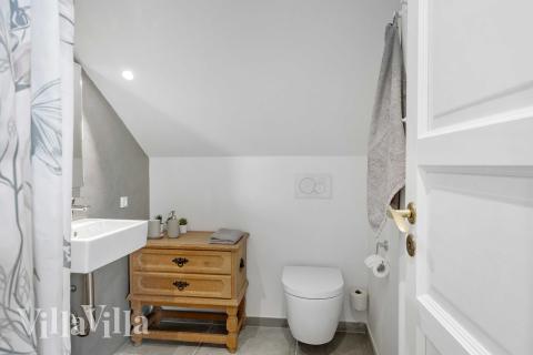 Eines der Badezimmer im Luxusferienhaus Nr. 953