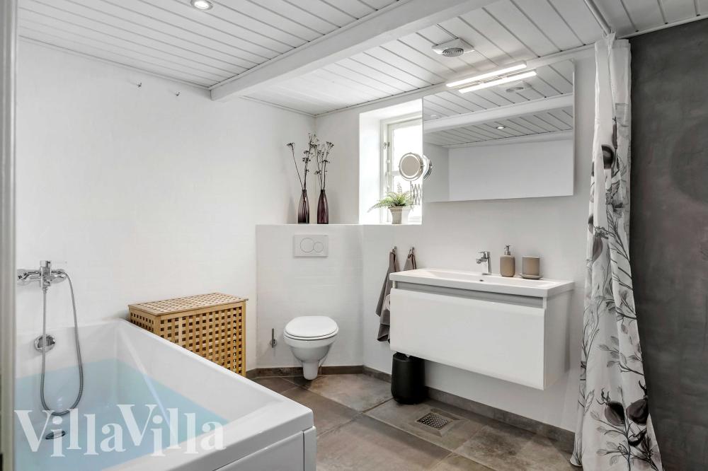 Im Luxusferienhaus Nr. 953 für 14 Personen gibt es ein Bad mit Dusche.
