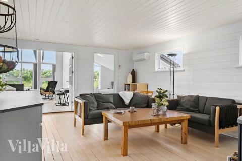 Die Couch im Luxusferienhaus Nr. 954 in Westjütland lädt zu Gesellschaftsspielen oder zu Kinoabenden ein.