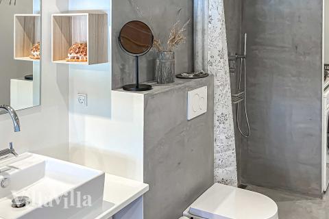 Eines der Badezimmer im Luxusferienhaus Nr. 954