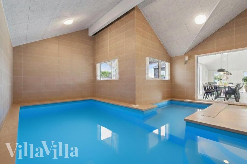 Das Ferienhaus 928 hat einen schicken Poolbereich mit Wasserrutsche, einem geräumigen, eingelassenen Whirlpool und einer Sauna.