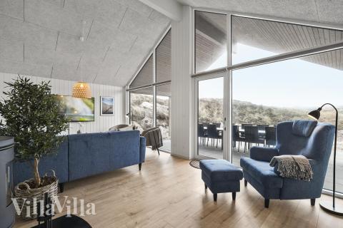 Die Couch im Luxusferienhaus Nr. 928 in Westjütland lädt zu Gesellschaftsspielen oder zu Kinoabenden ein.