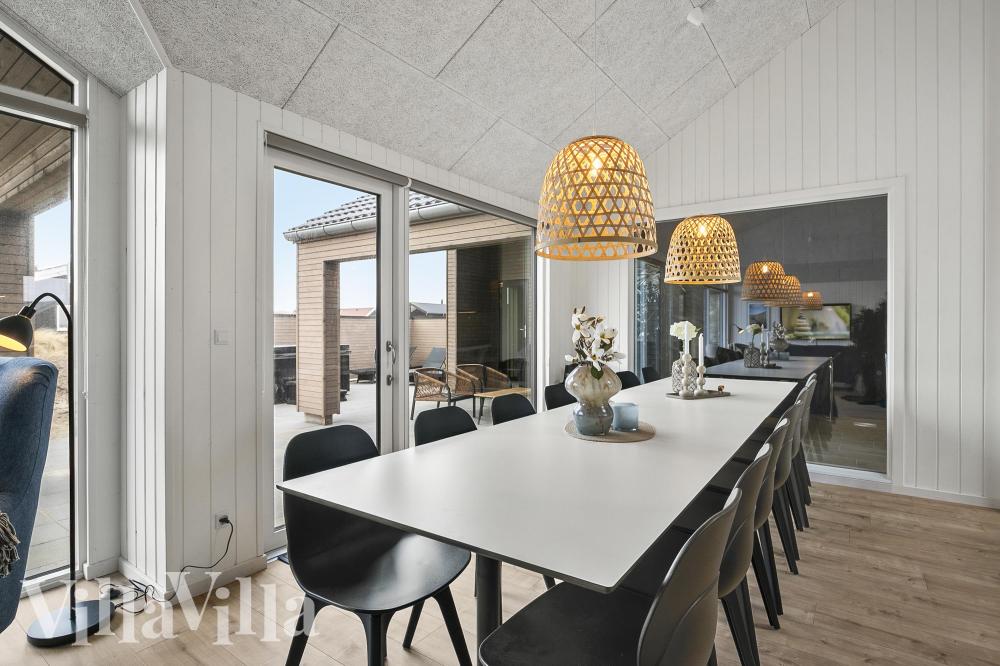 Der Aufenthaltsraum bietet Platz für 14 Personen, wenn ihr das Ferienhaus 928 in Westjütland besucht.