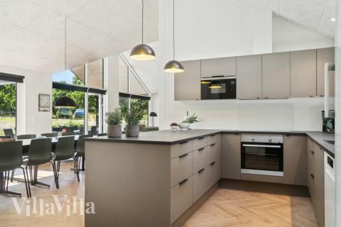 Die Küche in dem Luxusferienhaus Nr. 904 ist so gut ausgestattet, dass man problemlos Mahlzeiten für 14 Personen zubereiten kann.