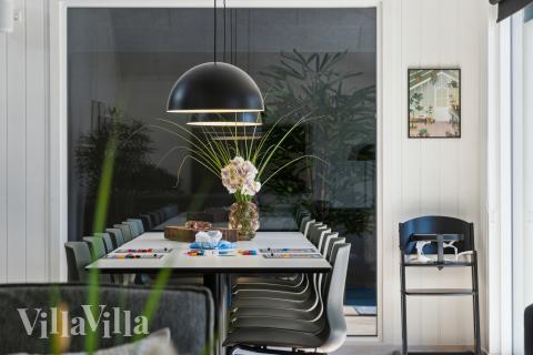 Der große, lichtdurchflutete Aufenthaltsraum im Luxusferienhaus Nr. 904 für 14.