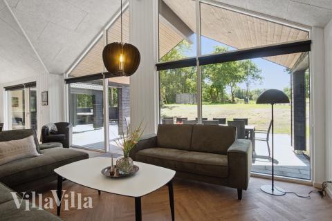 Die Couch im Luxusferienhaus Nr. 904 in Nordseeland lädt zu Gesellschaftsspielen oder zu Kinoabenden ein.