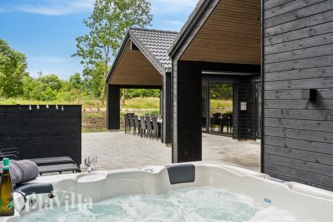 Genießen Sie den warmen Whirlpool im Luxusferienhaus Nr. 904 in Nordseeland