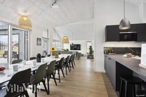 Der große, lichtdurchflutete Aufenthaltsraum im Luxusferienhaus Nr. 916 für 18.